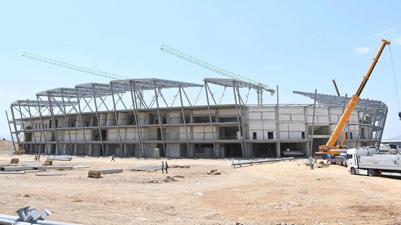 Kahramanmaraş Stadyumunda Tribünler Yükseldi