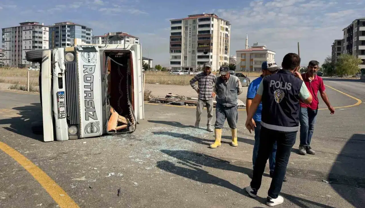 Kahramanmaraş Elbistan’da Kamyon Devrildi: 2 Yaralı
