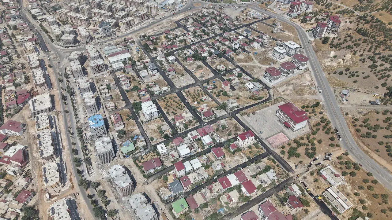 Kahramanmaraş'ta Aslanbey Mahallesi'nde asfalt yenileme çalışmaları sürüyor