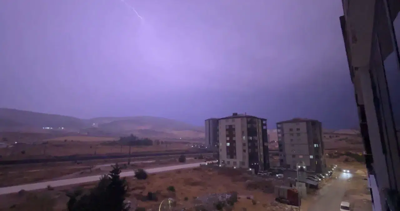 Gaziantep'te Şimşekler Geceyi Gündüze Çevirdi