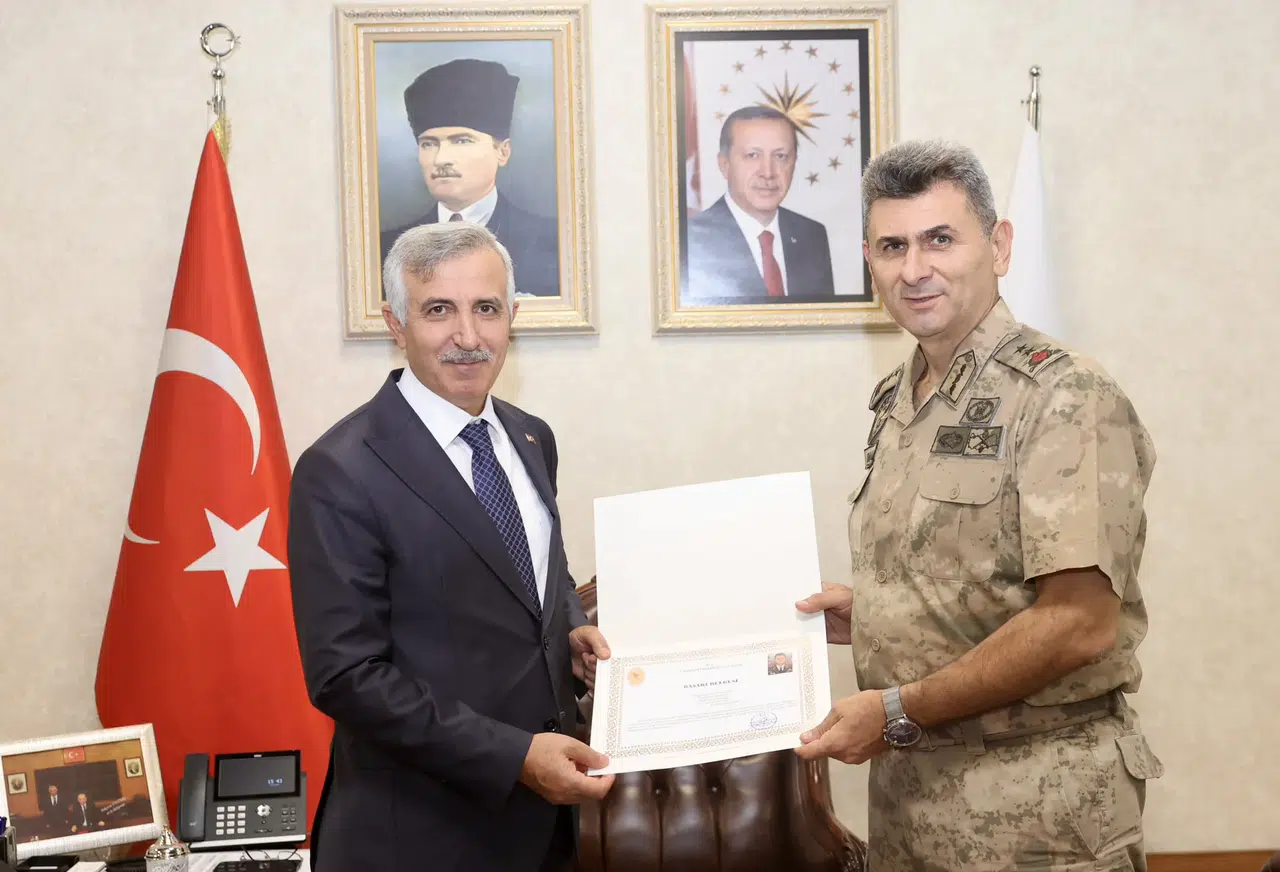 Vali Ünlüer, Tümgeneral Gemalmaz’a Başarı Belgesi Takdim Etti