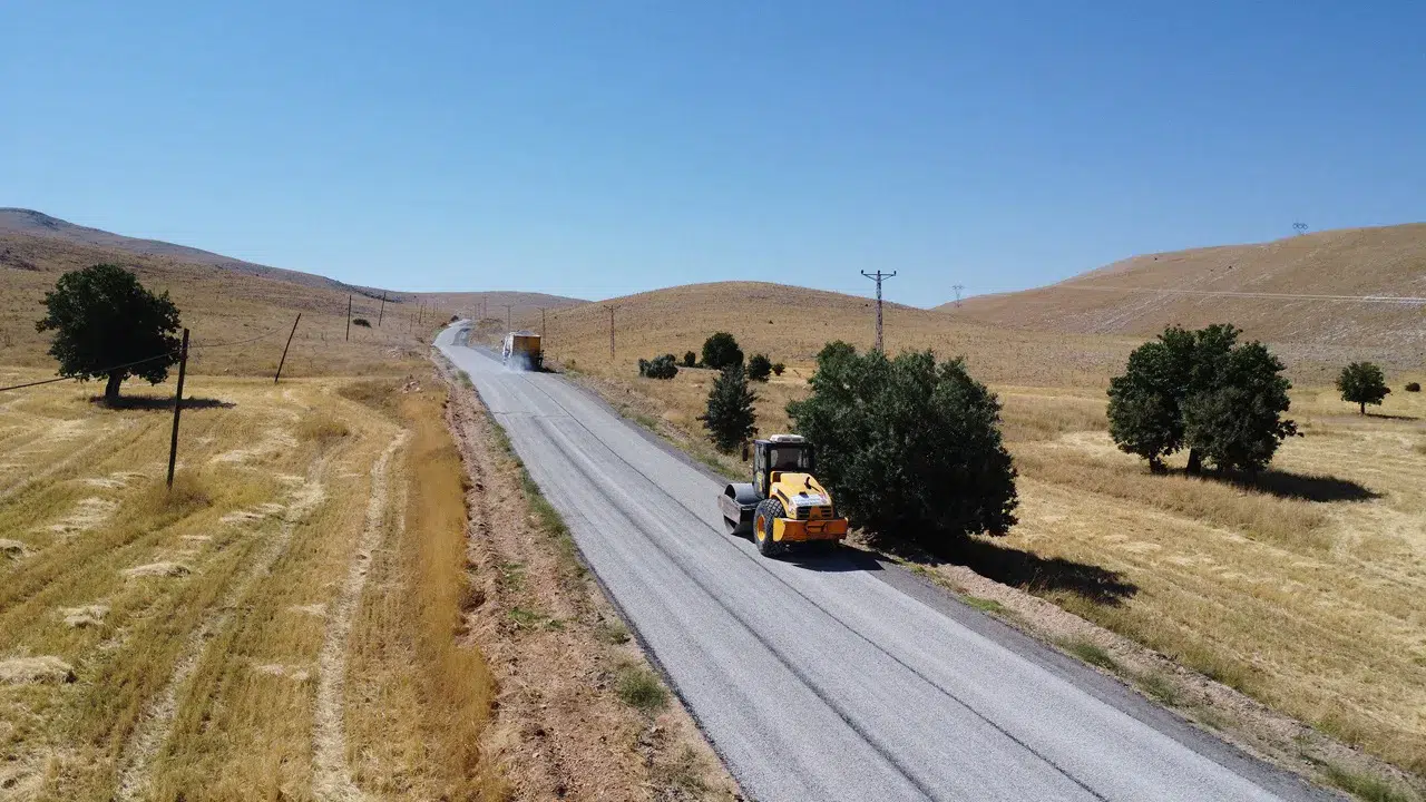 Kahramanmaraş'ta 29 km'lik grup yolu yenileniyor, 10 mahalle daha konforlu ulaşım sağlayacak