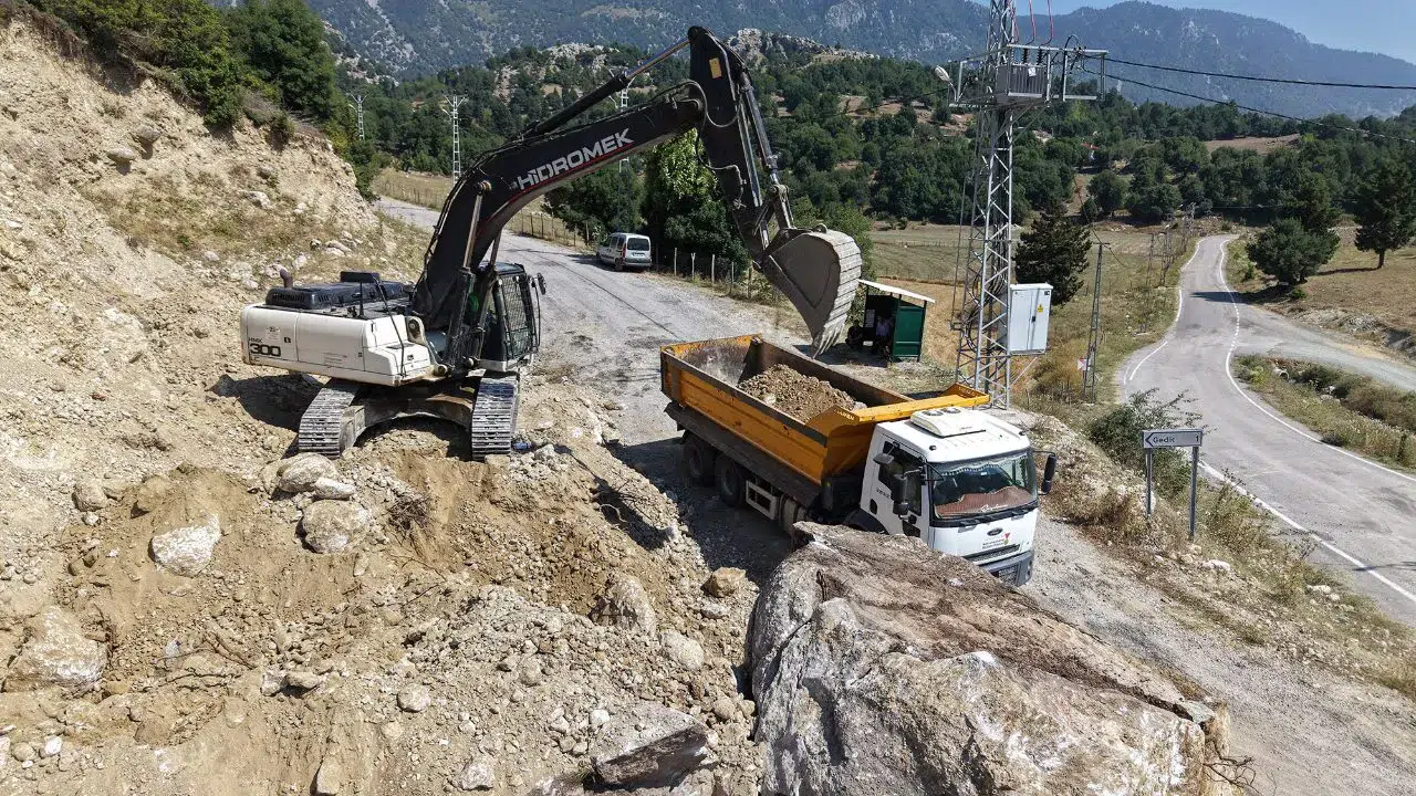 Andırın'da ulaşımı artıran yol genişletme çalışmaları devam ediyor