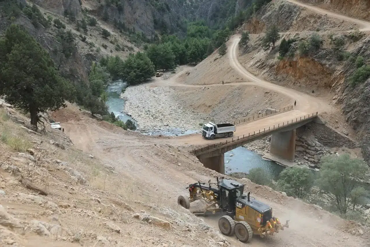 Göksun’da Üç İlçeyi Bağlayan Yolda Sıcak Asfalt Mesaisi