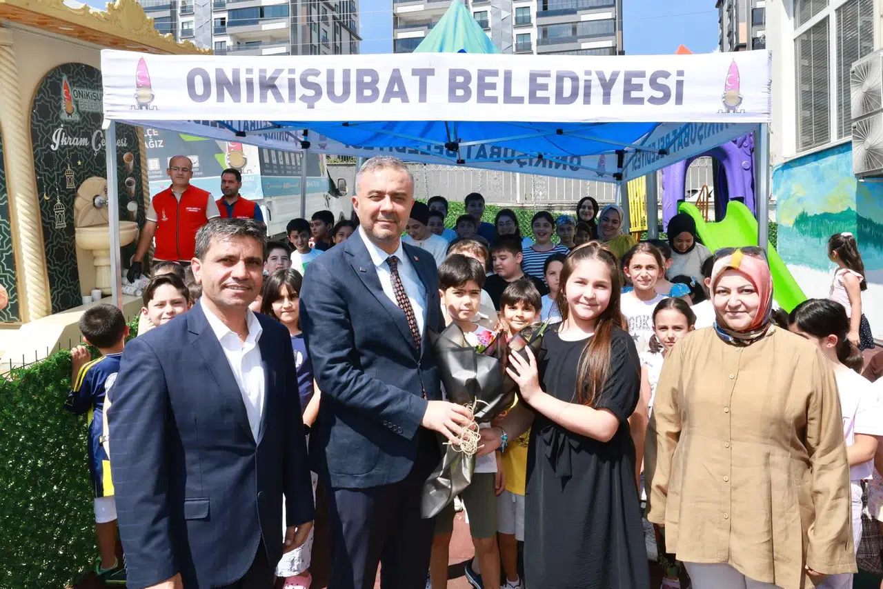 Başkan Toptaş, minik öğrencilerin davetini geri çevirmedi