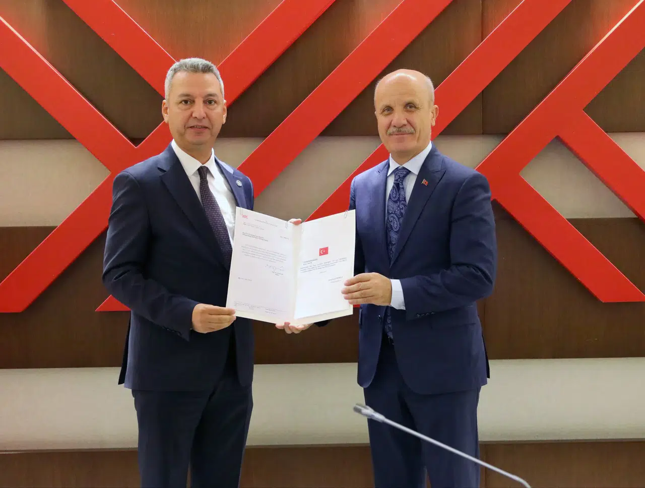 Rektör Okumuş Atama Belgesini YÖK Başkanı Özvar’dan Aldı