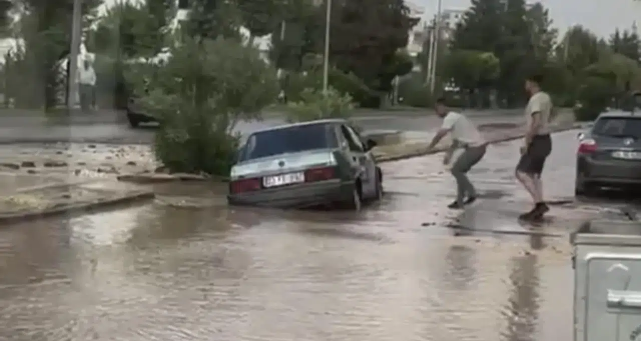 Adıyaman’da Patlayan Su Hattı Yolu Çökertti
