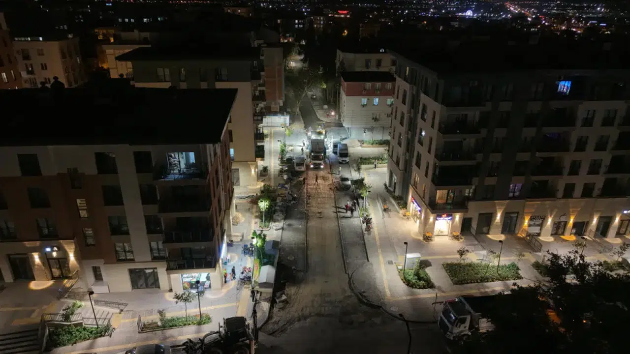 Kahramanmaraş'ın En Yoğun Sokaklarında Kesintisiz Asfalt Mesaisi