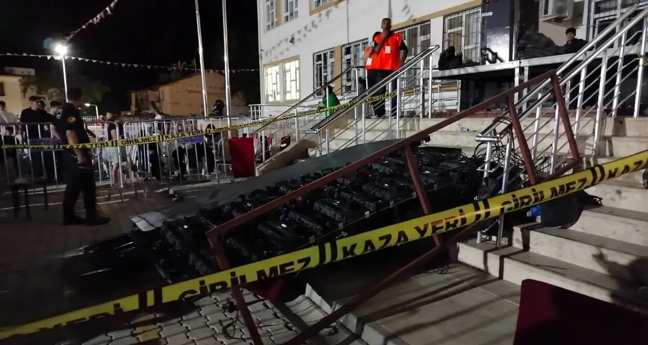 Festival Alanındaki Led Ekran Devrildi: 5 Yaralı
