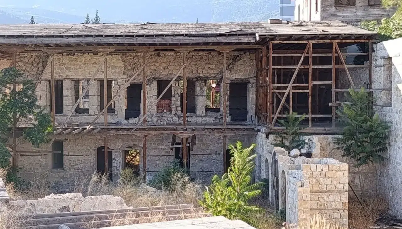 Dulkadiroğlu’nda Tarihi Konaklar Çürümeye Terk Edildi