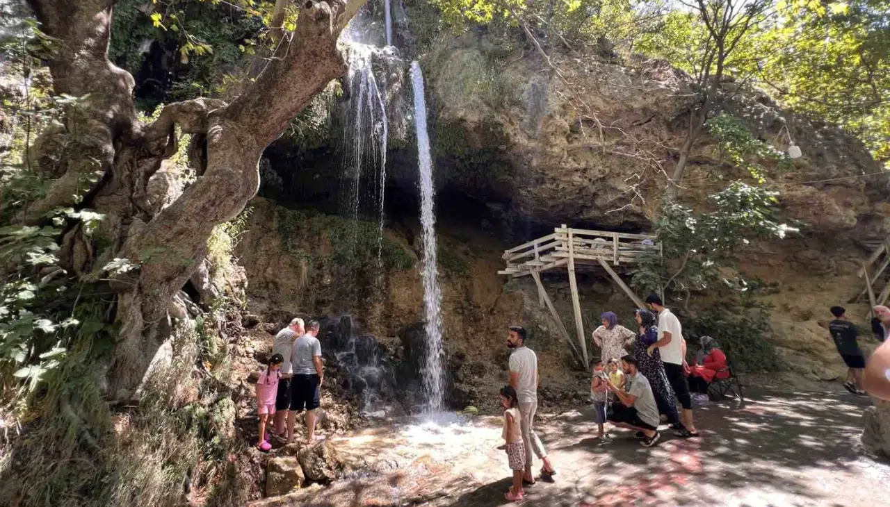 Yaz Sıcağında Savruk Şelalesi’ne Yoğun İlgi