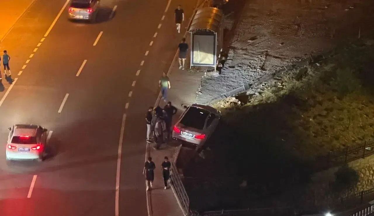 Kahramanmaraş'ta Lüks Otomobil Dere Kenarında Asılı Kaldı!