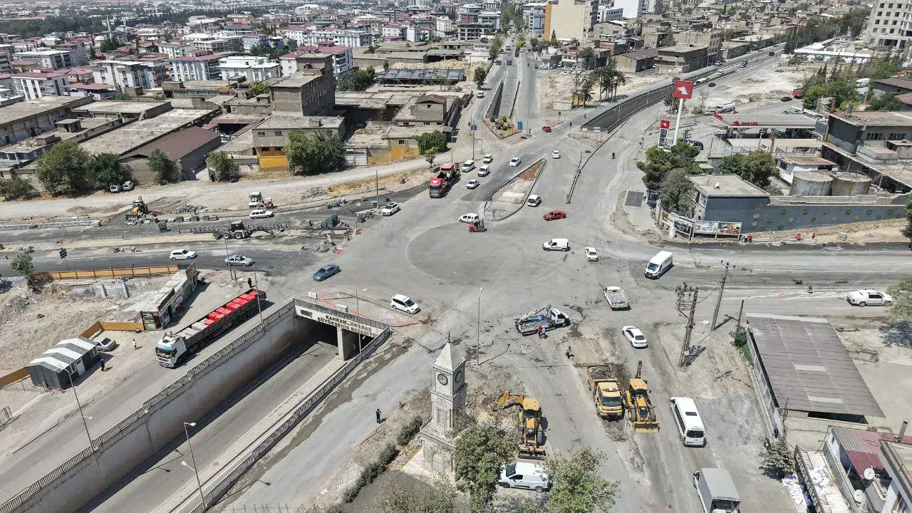 Kahramanmaraş'ta Tevfik Kadıoğlu Kavşağı'nda yeni trafik düzenlemeleriyle ulaşım rahatlacak