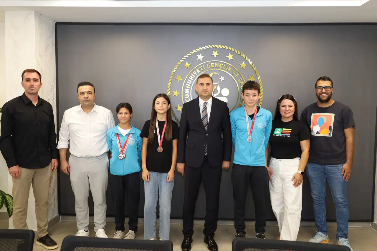 Denizli’de Yarışan Genç Atletlerden Özdemir’e Ziyaret