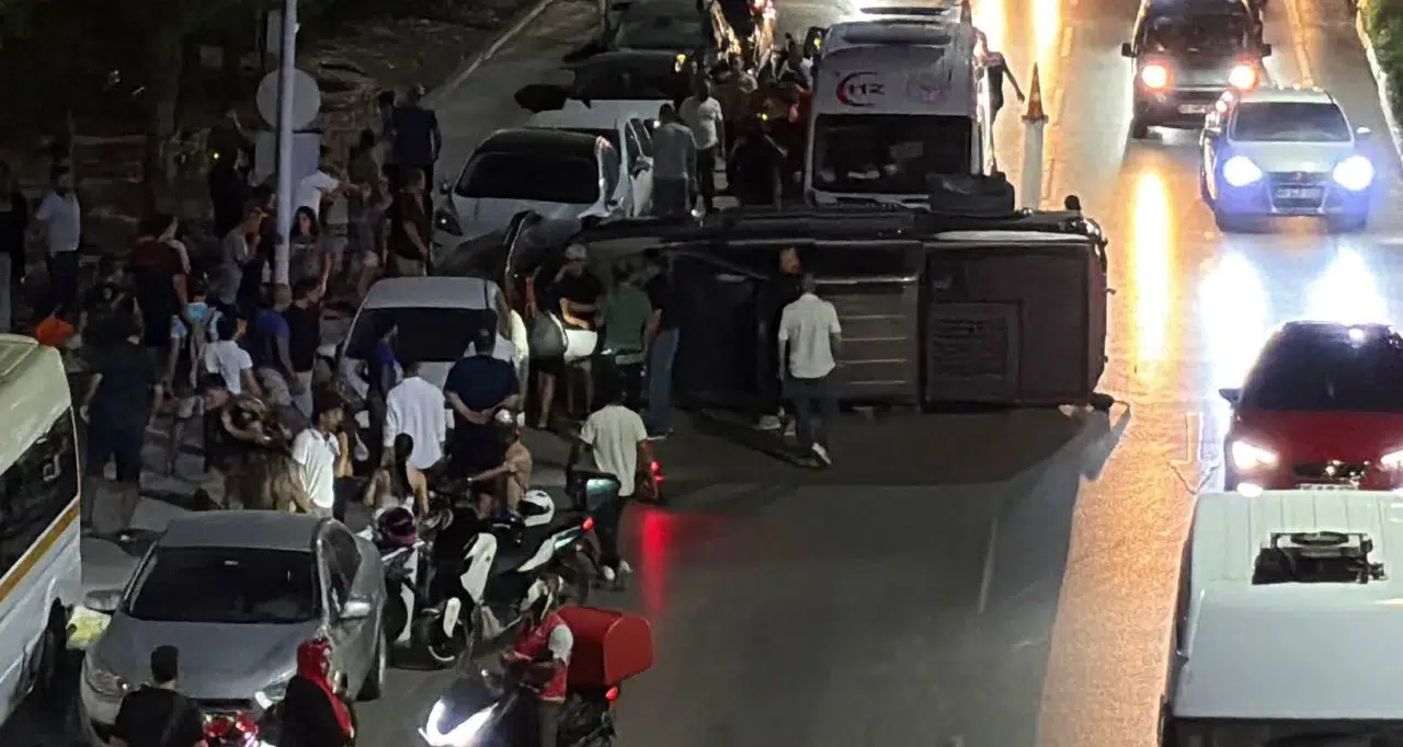 Ayağında Alçıyla Makas Attı, 5 Araca Çarpıp Kaçtı!