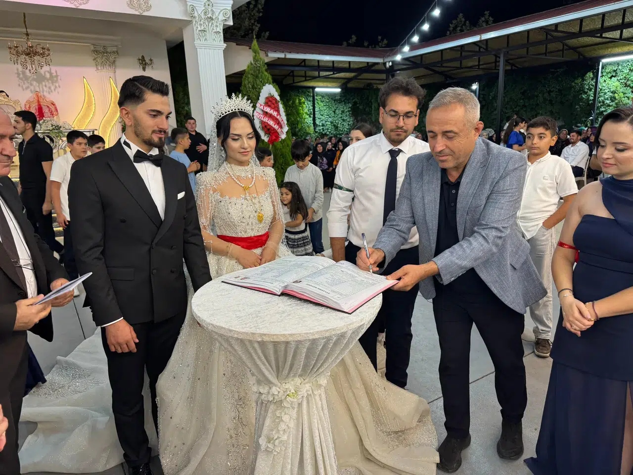 İrfan Karatutlu’dan Genç Çifte Özel Tebrik