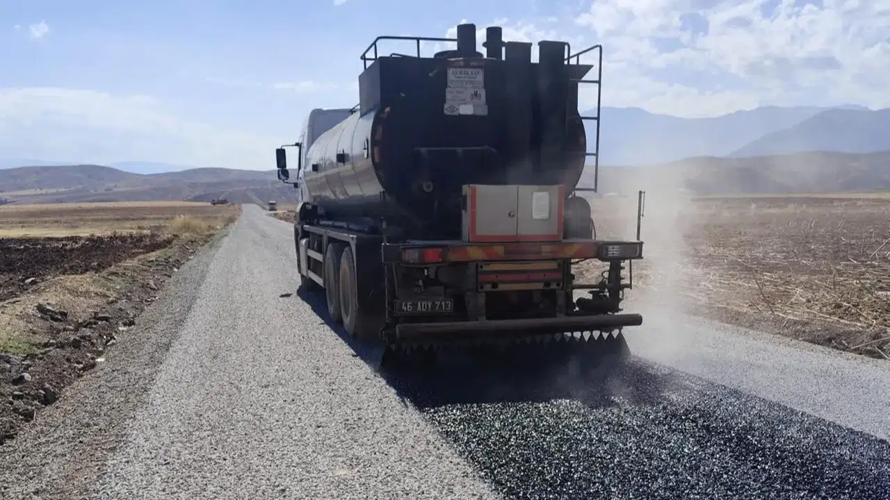 Göksun'da 2 km yolu asfaltla yenileyen büyükşehir, ulaşımı modernleştiriyor!