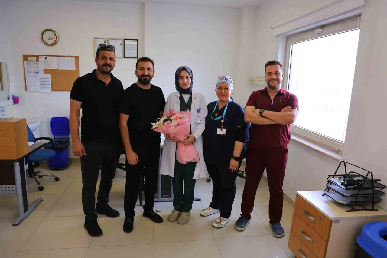 Kahramanmaraş'ta Kendisini İki Kez Hayata Döndüren Doktoruna Çiçekle Teşekkür Etti