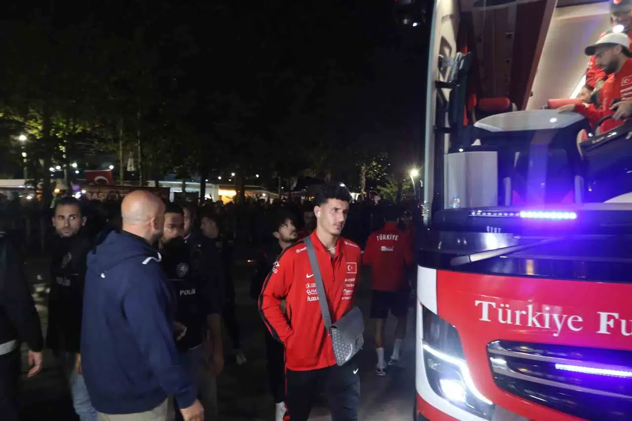 A Milli Futbol Takımı'na Taraftarlardan Coşkulu Karşılama
