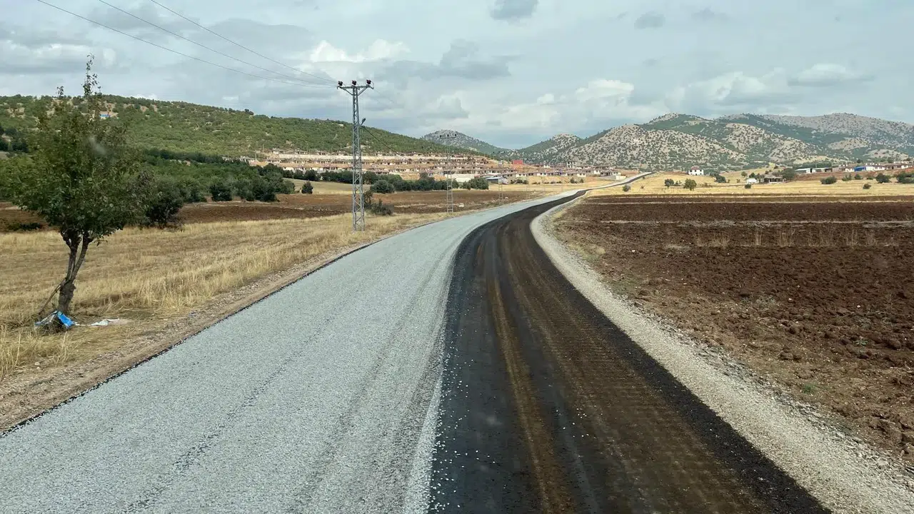 Kahramanmaraş'ta Yeniyapan Mahallesi'nin yolu 9 milyon lira ile modernize ediliyor