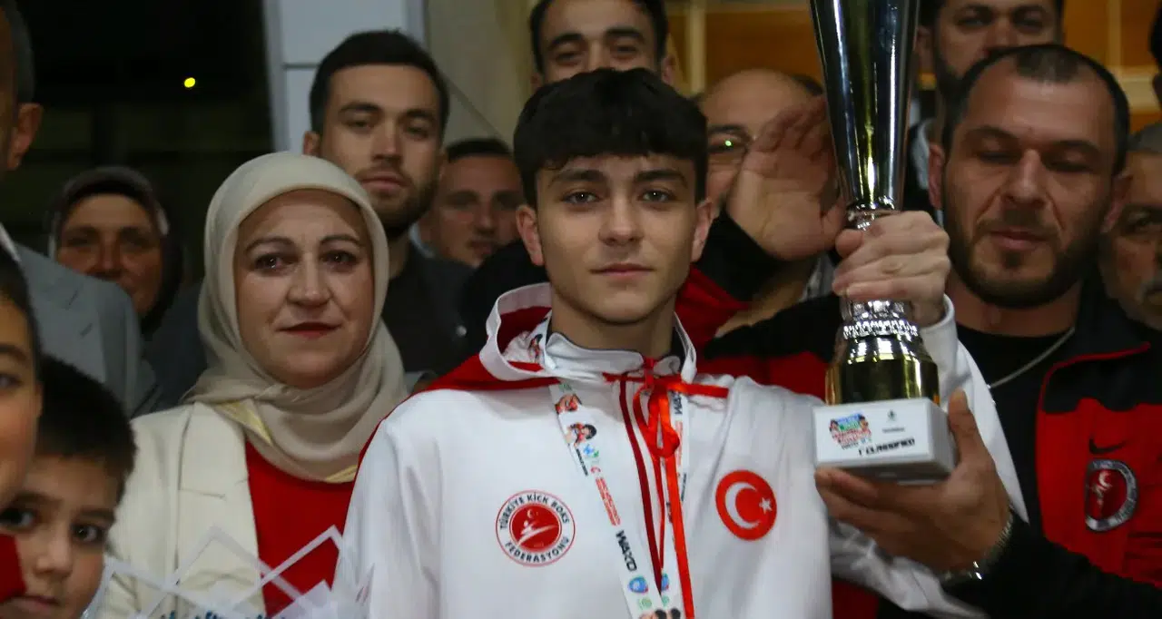 İsrailli Rakibini Yenerek Dünya Şampiyonu Olan Sporcu, Memleketine Döndü