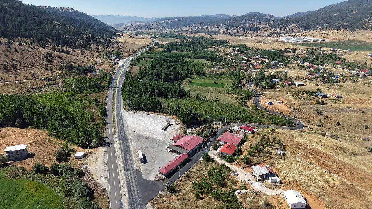 Göksun’da 2 Kilometrelik Yol Baştan Sona Yenileniyor