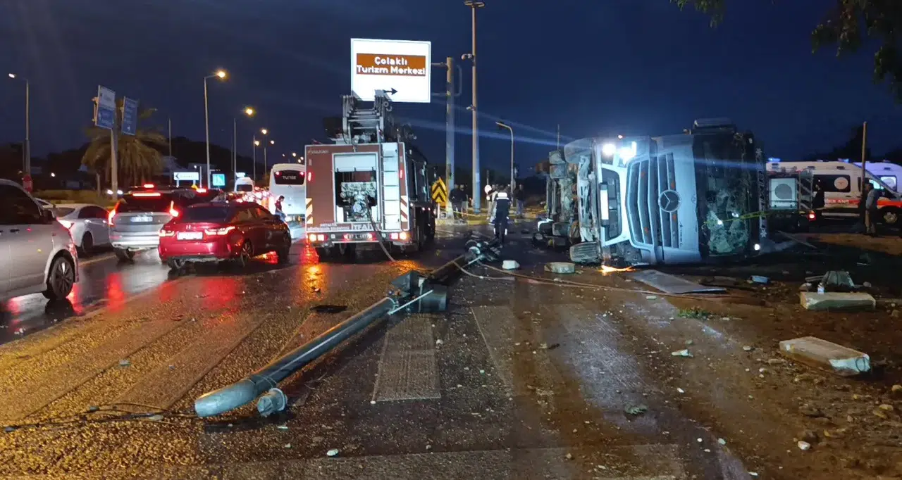 Antalya’da Tır Durağa Devrildi: 2 Kişi Hayatını Kaybetti