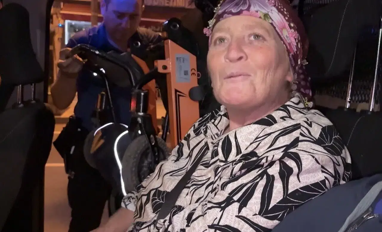 Tramvayı Kaçıran Anne ve Engelli Oğluna Polisten Sevgi Eli