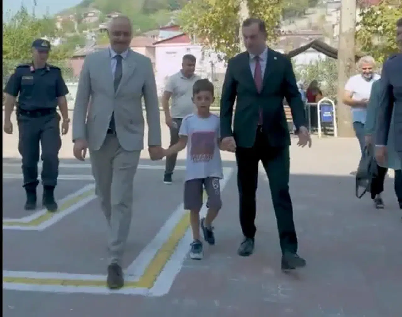 Başkan Gökşen, Yeni Eğitim Yılının İlk Gününde Öğrencilerle Buluştu