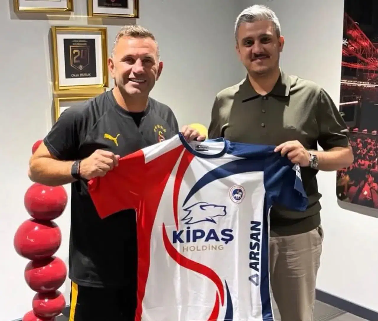 Kahramanmaraş İstiklalspor Forması Okan Buruk’a Hediye Edildi