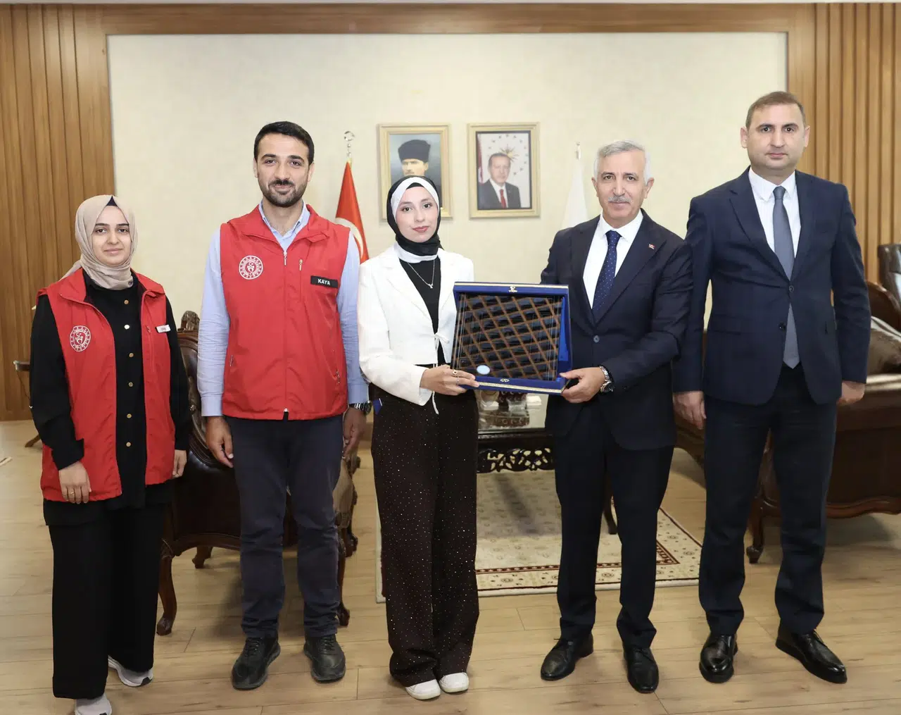 Ahi Sancağı Kahramanmaraş Valisi Mükerrem Ünlüer’e Takdim Edildi