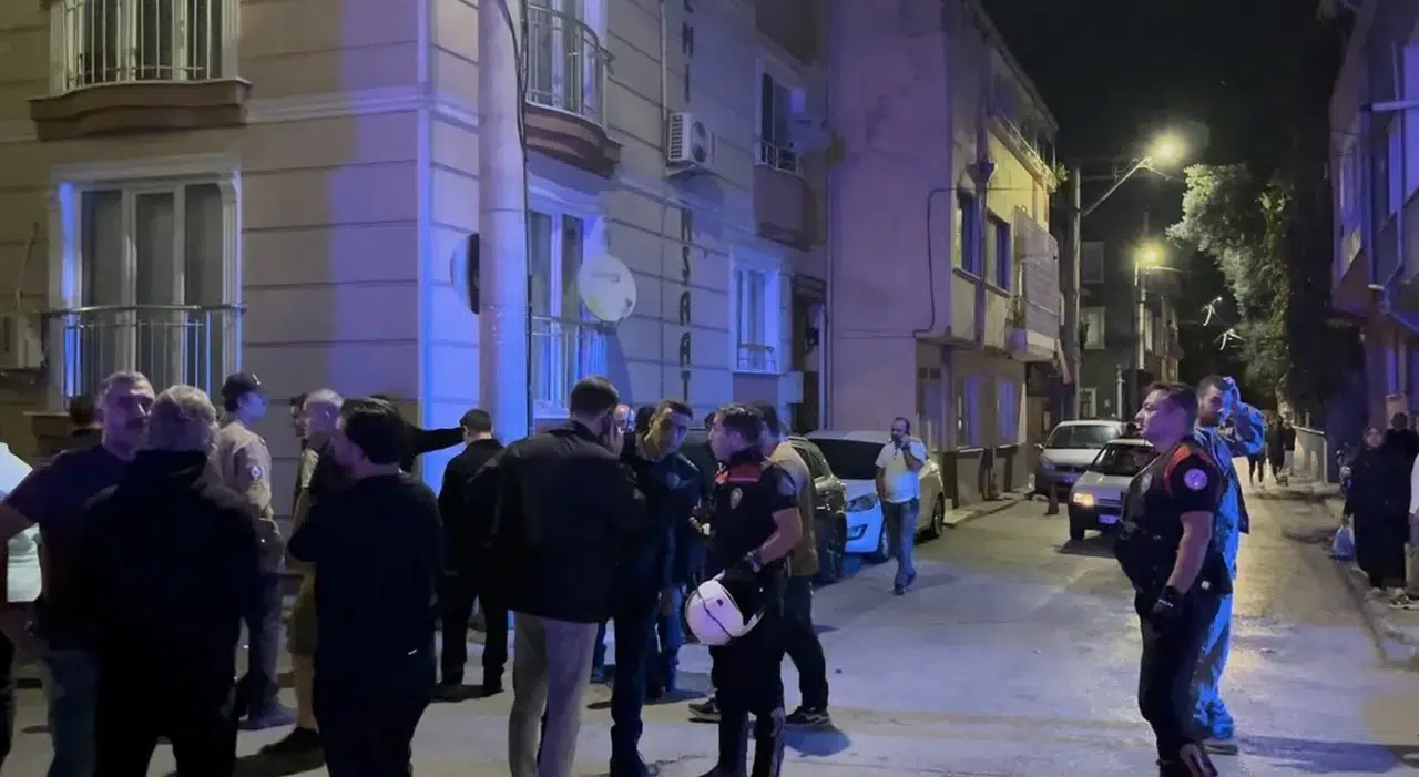Laf Attığı Kişilere Silah Çekti, Yanlışlıkla Kendini Vurup Yaraladı!