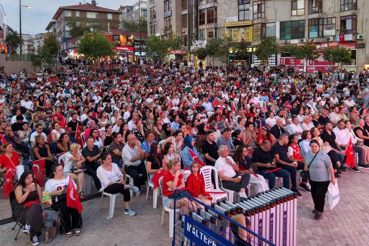 Filenin Sultanları'nın Avrupa Şampiyonluğu Maltepe'de dev ekranda kutlandı
