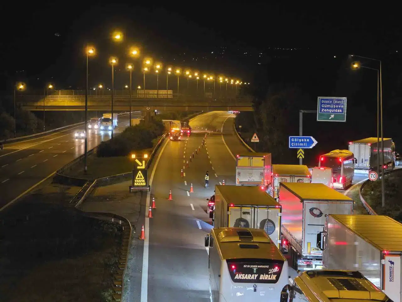Kimyasal Yüklü Tır Devrildi, Otoyol Trafiğe Kapatıldı