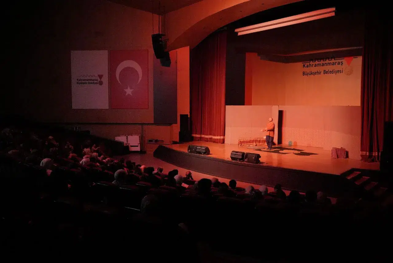 Kahramanmaraş'ta Tiyatroseverlerin Kahkaha Dolu Anları: "Bir Tabak Daha" Sahne Aldı