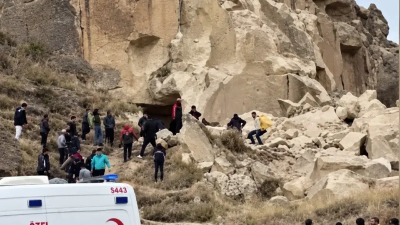 Kapadokya’da peri bacası çöktü: Çökme anı kamerada