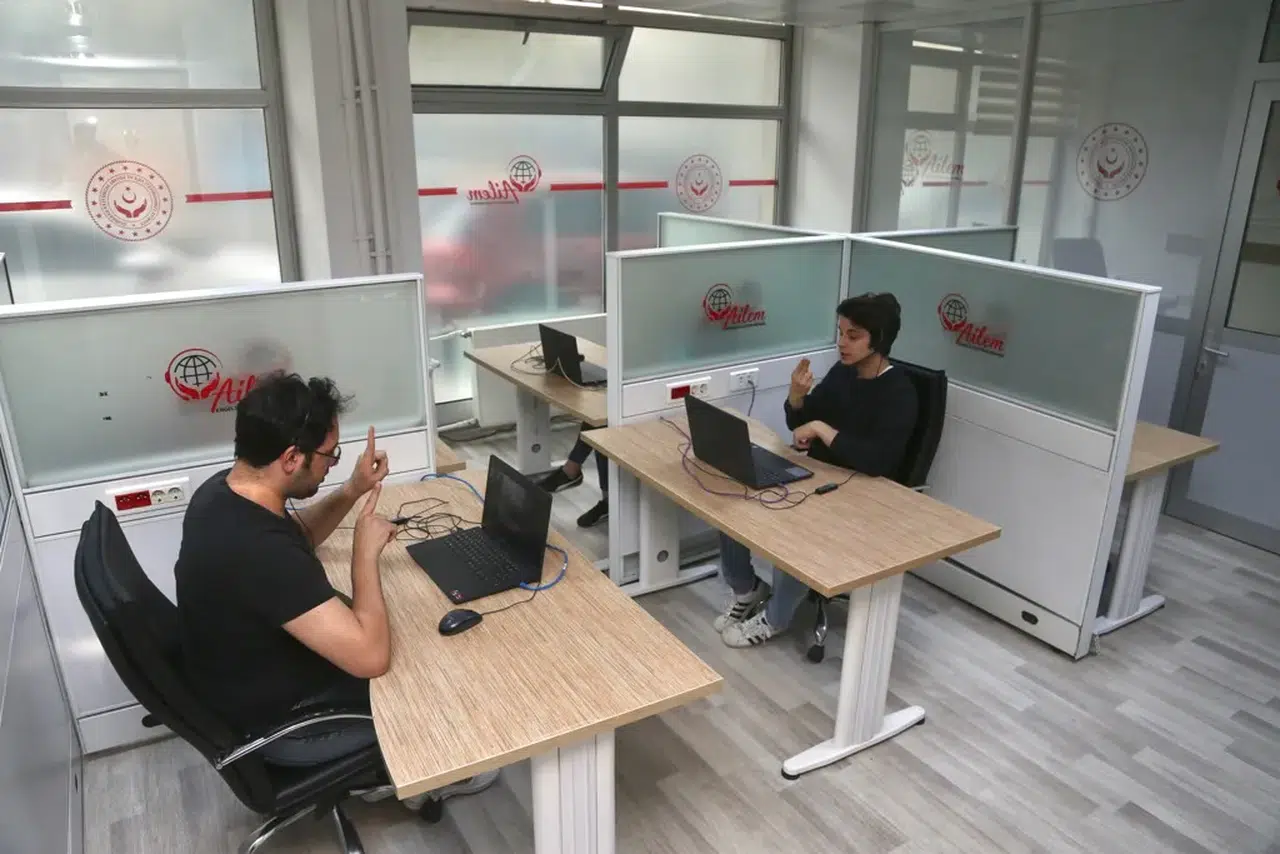 AİLEM Engelsiz İletişim Merkezinden 335 bin çağrıya destek