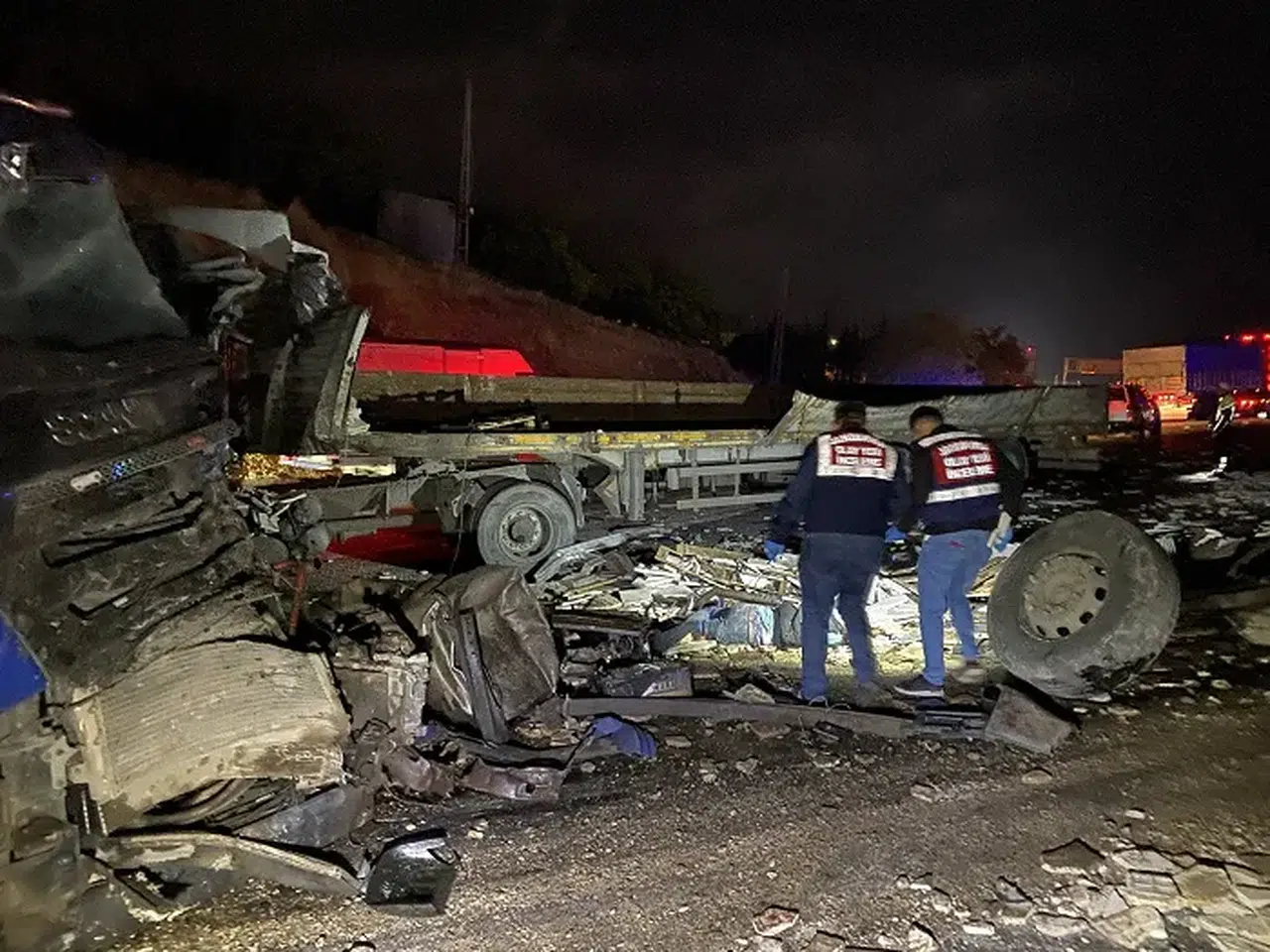 Elazığ-Malatya Yolunda 3 Tır Çarpıştı: Bir Kişi Can Verdi