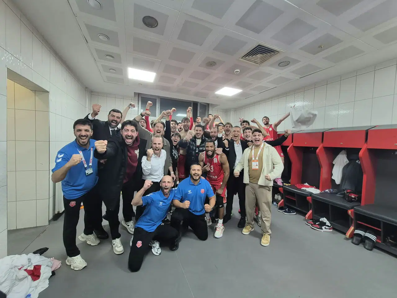 Kipaş İstiklal Basketbol, Lideri Yenerek Zirveyi Devraldı