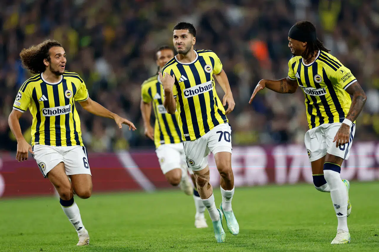 Fenerbahçe, Slavia Prag Karşısında İlk Yarıyı Önde Kapattı