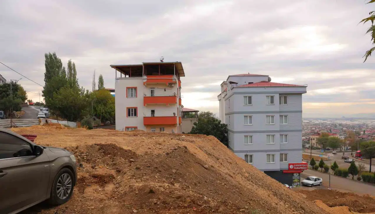 Kahramanmaraş’ta çöken yol toprakla dolduruldu