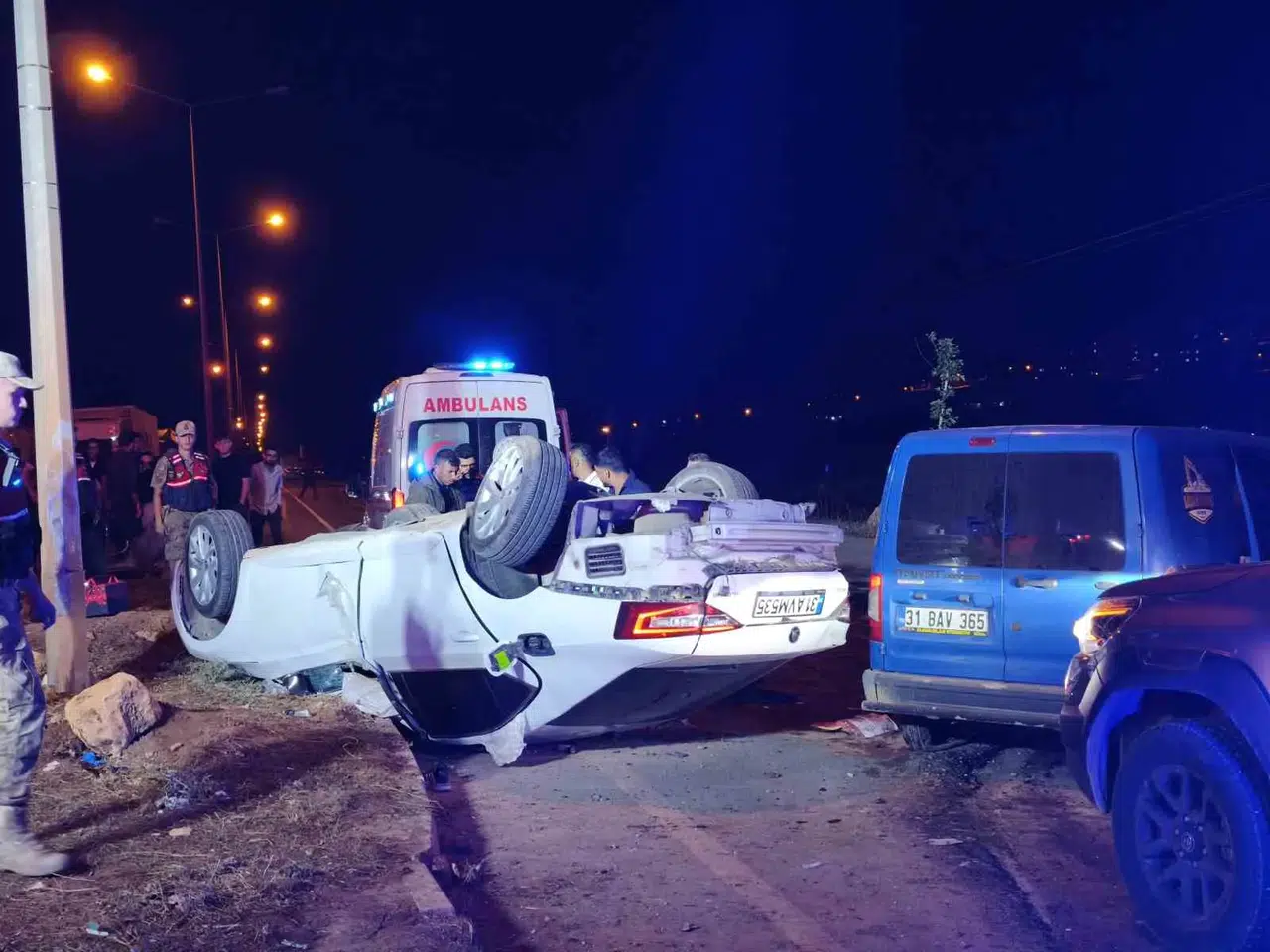 Hatay’da Takla Atan Otomobil Tır Sürücülerine Çarptı: 6 Yaralı