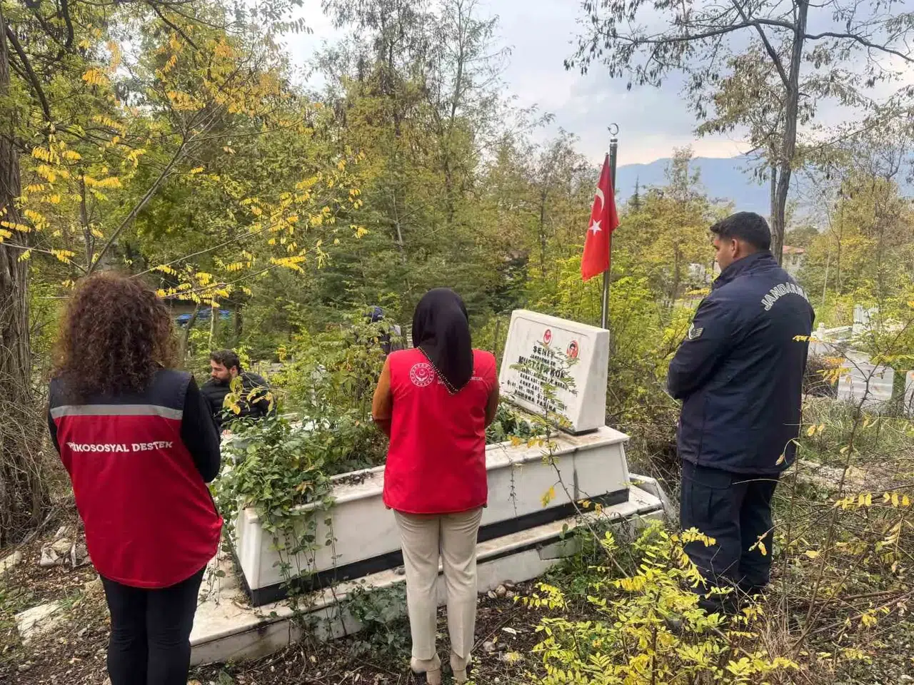 Andırın’da şehitler dualar ve karanfillerle anıldı