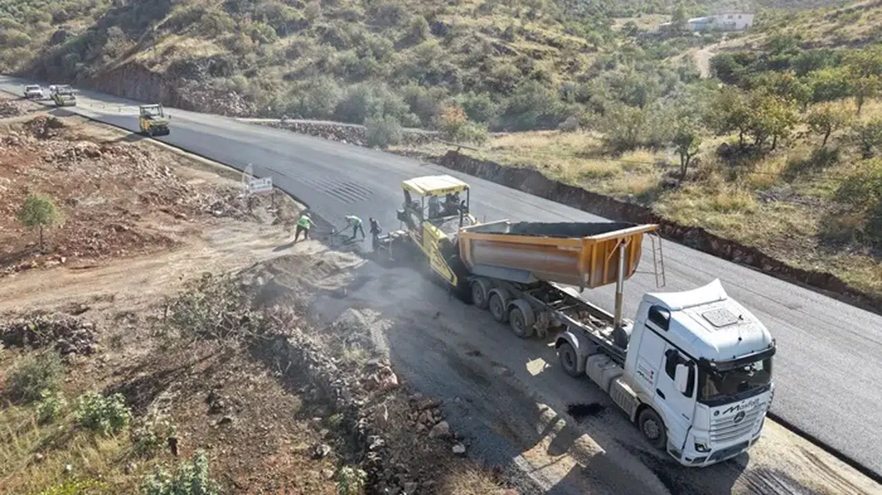 Türkoğlu kırsalında 5 kilometrelik yol yenileniyor