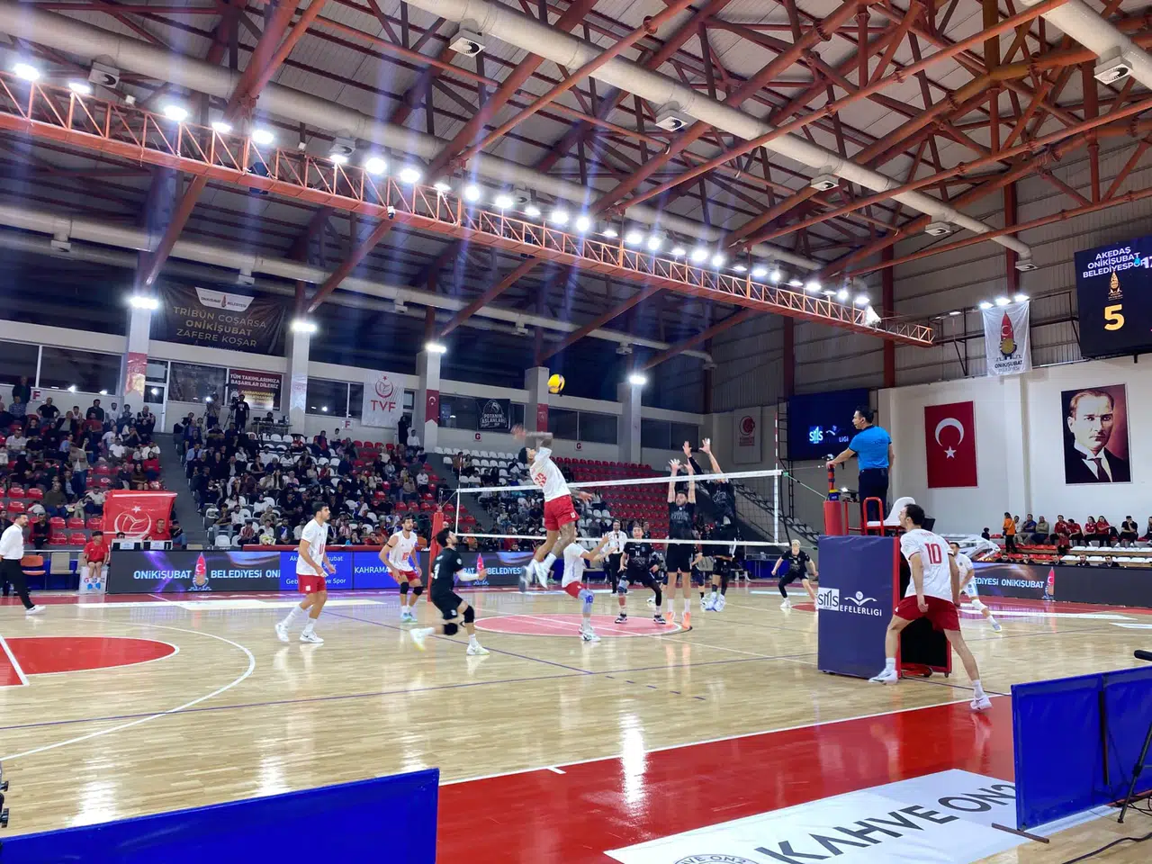 Onikişubat Belediyespor Efeler Ligi’ne Yenilgiyle Başladı