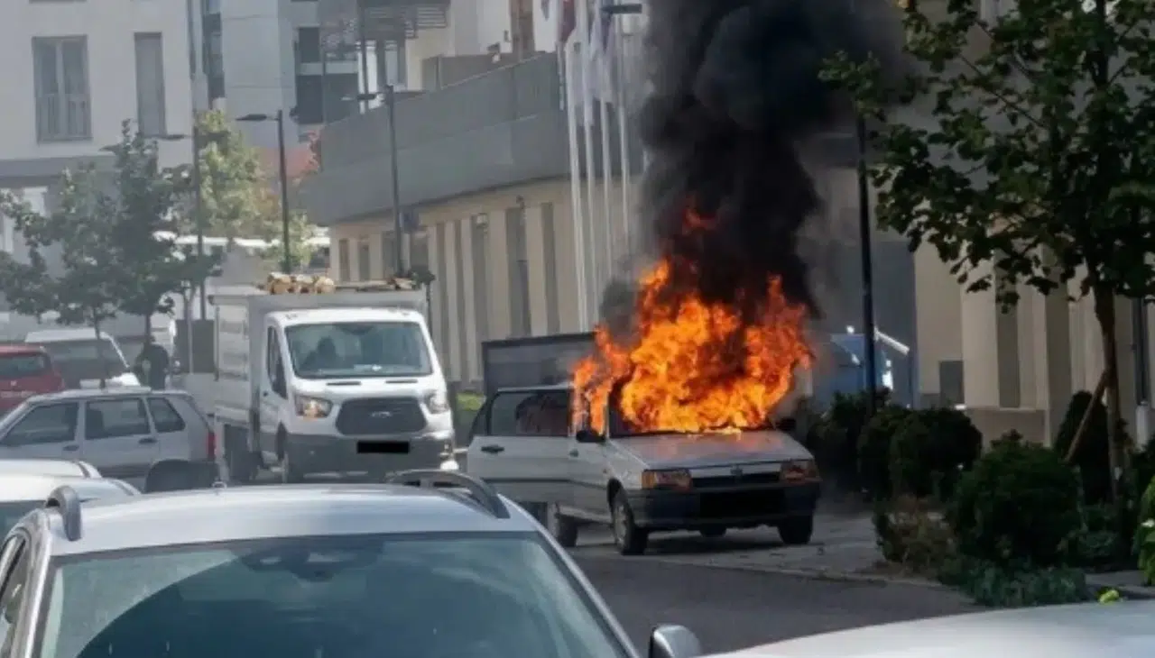 Kahramanmaraş’ta otomobil yandı: Araçta ağır hasar