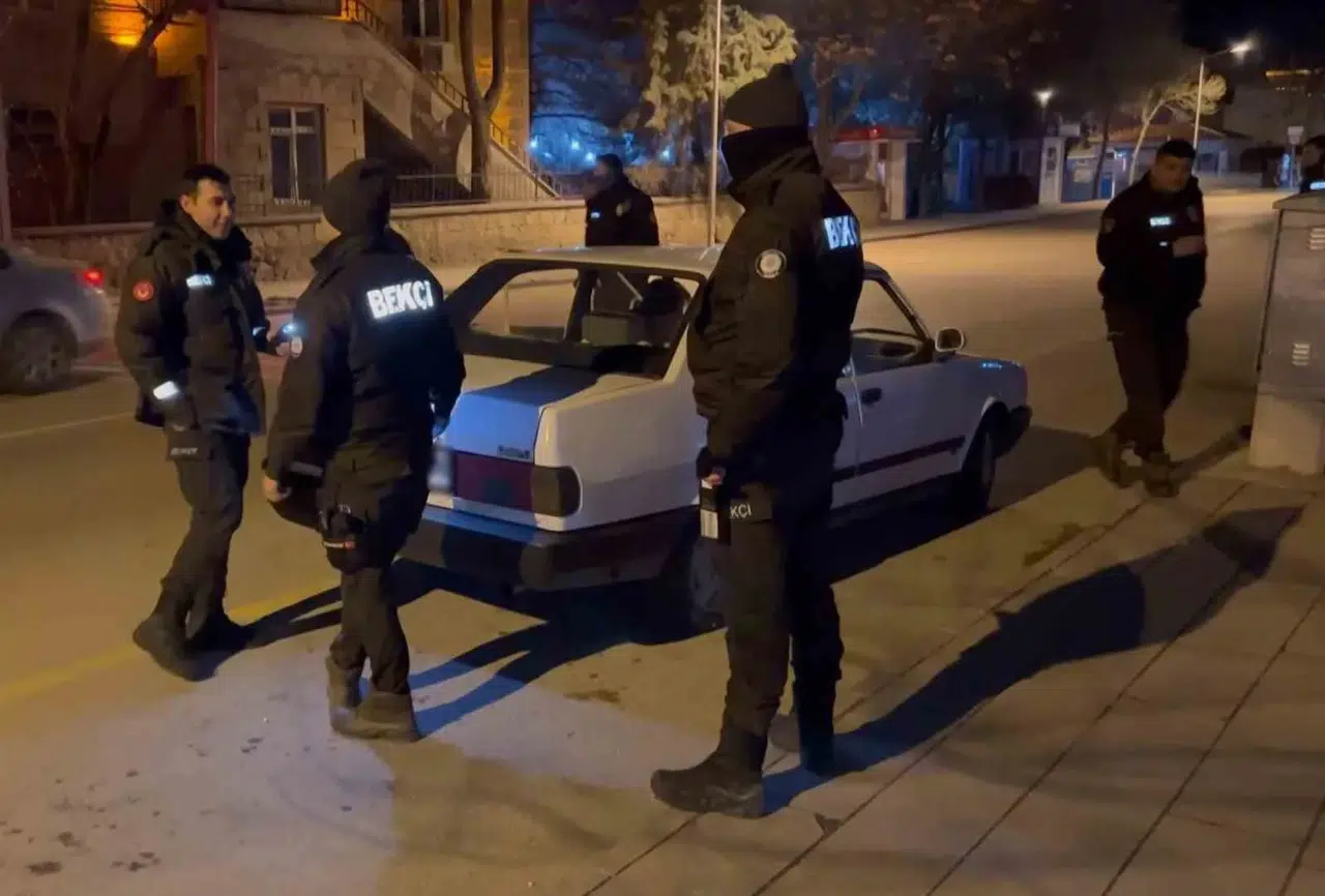 Gece Yarısı Denetimi: Araçlar Ve Şahıslar Arandı