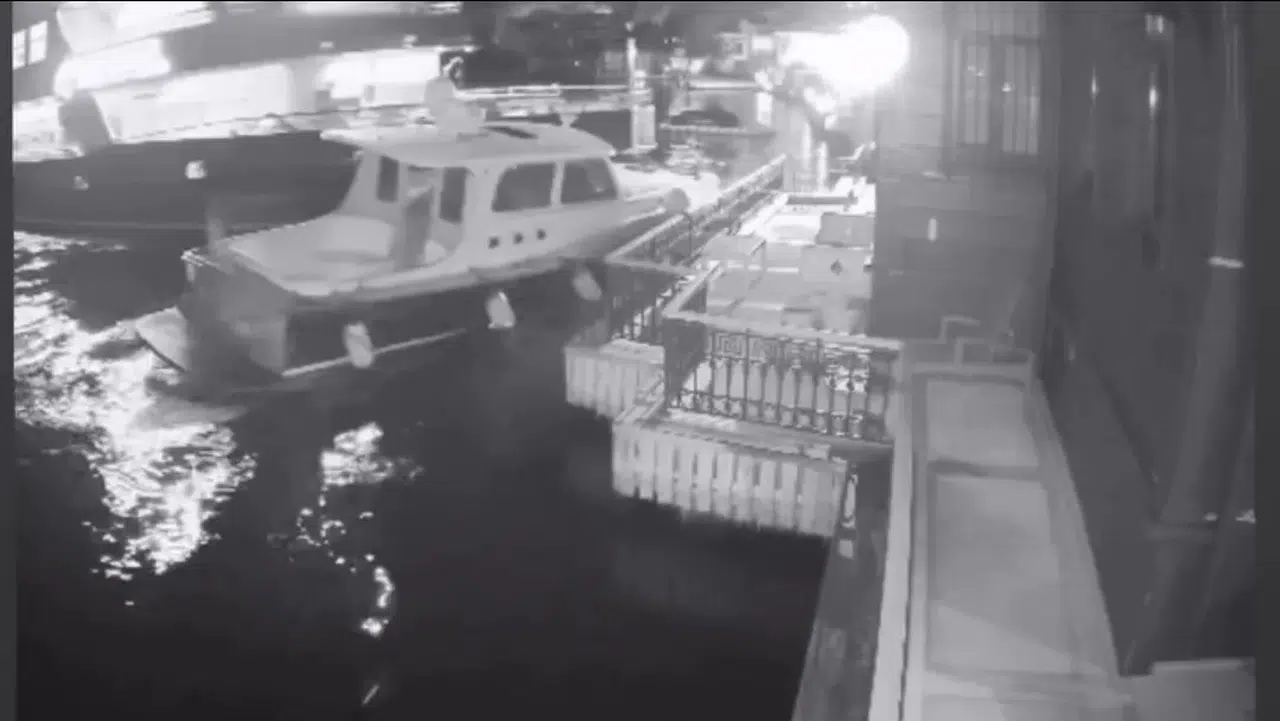 Derin Mermerci’nin Kandilli’deki Yalısına Yolcu Vapuru Çarptı