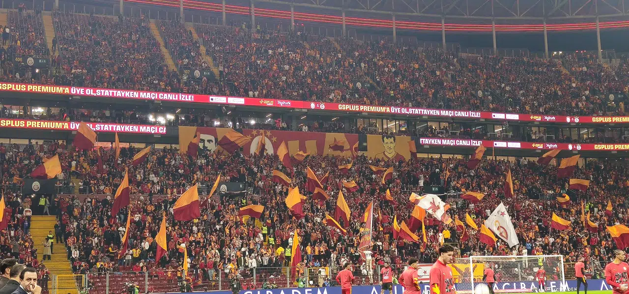 Dev Derbide Osimhen Şov: Galatasaray İlk Yarıyı 2-0 Önde Bitirdi