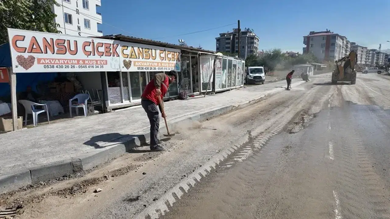 Elbistan’da Hacı Esat Efendi Caddesi’nde temizlik